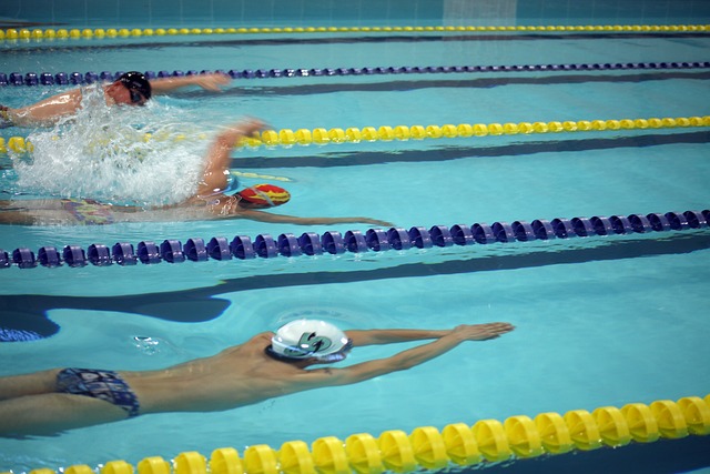 一夫当关！卡多索近在咫尺头球攻门，于金永神勇将球扑出！.